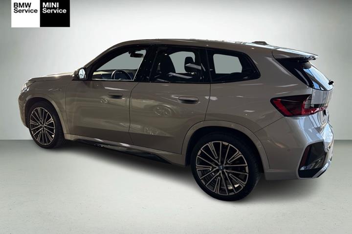 Grå BMW iX1 fra 2025