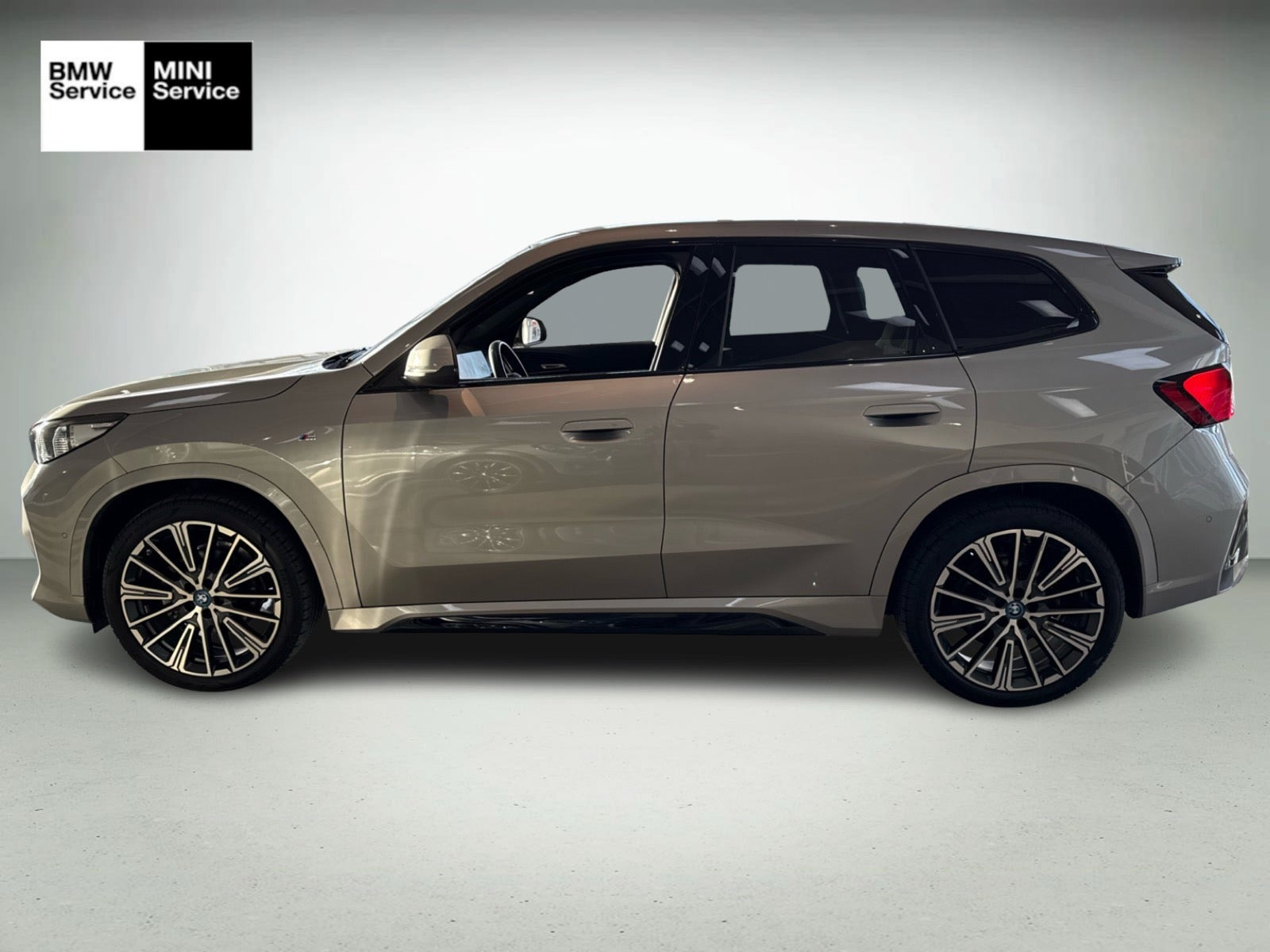 Grå BMW iX1 fra 2025