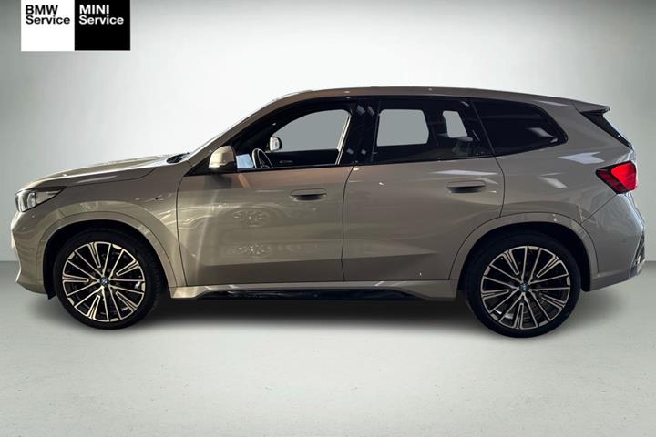 Grå BMW iX1 fra 2025