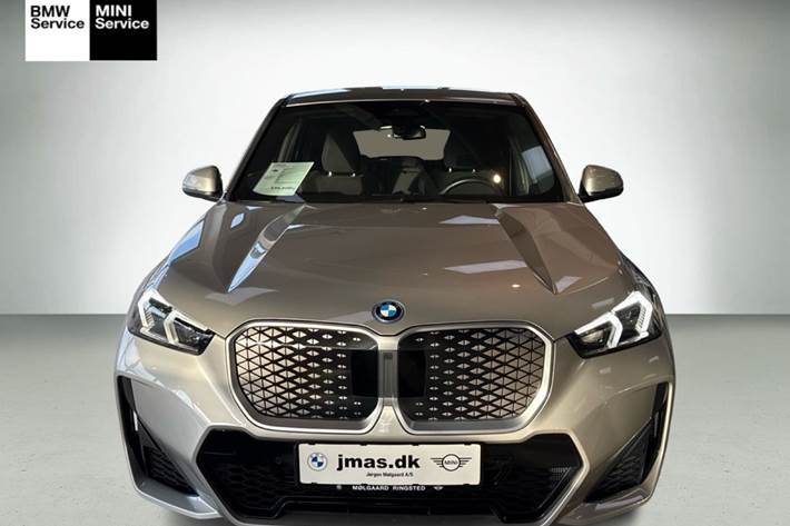 Grå BMW iX1 fra 2025
