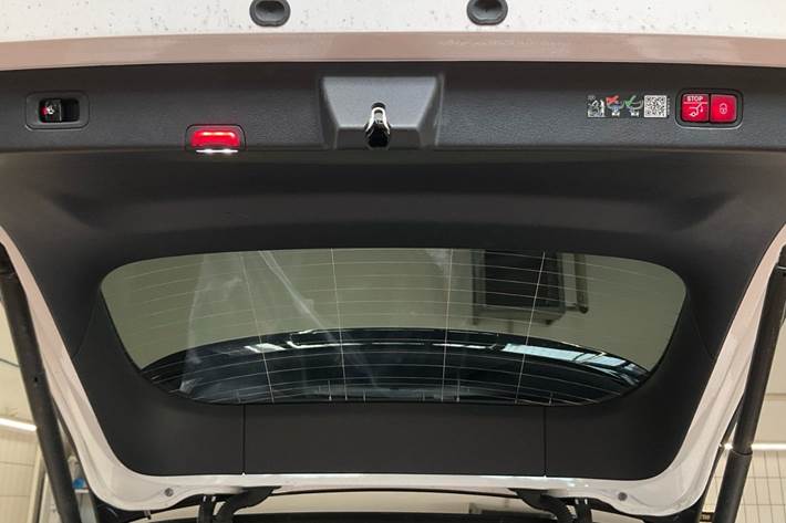 Hvid Mercedes EQE350 SUV fra 2025