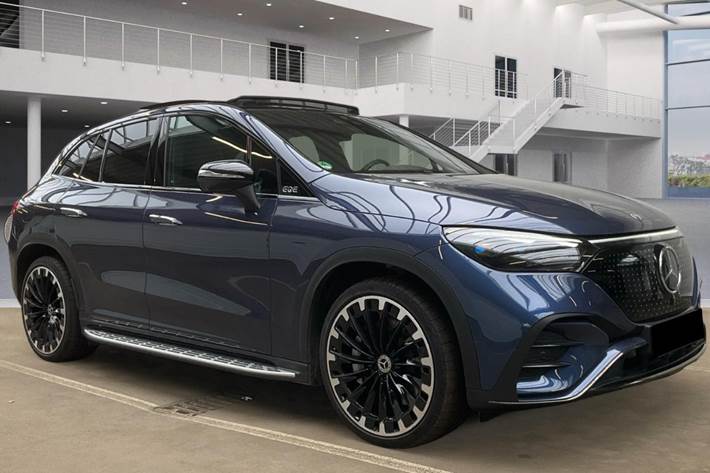Blå Mercedes EQE500 SUV fra 2024
