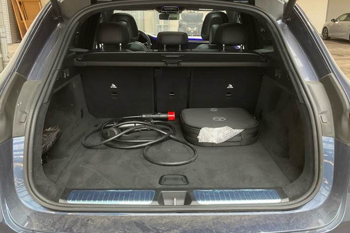 Blå Mercedes EQE500 SUV fra 2024