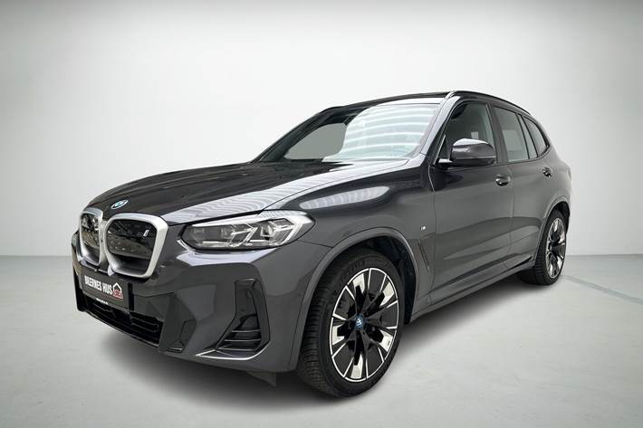 Grå BMW iX3 fra 2021 set udefra