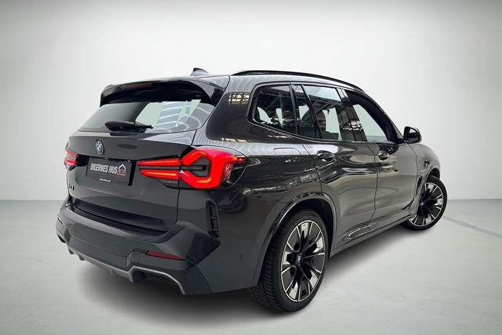 Grå BMW iX3 fra 2021