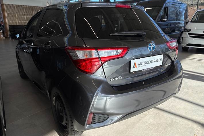 Grå Toyota Yaris fra 2019
