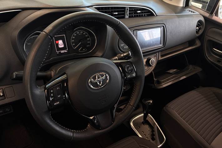 Grå Toyota Yaris fra 2019
