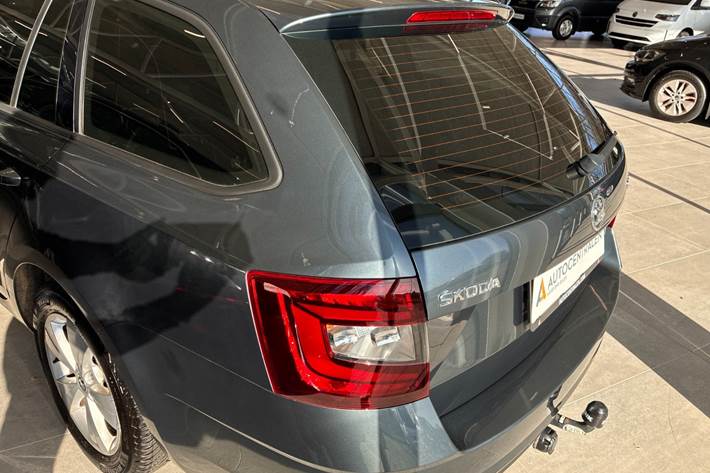 Grå Skoda Octavia fra 2020