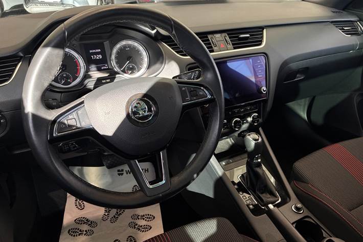 Grå Skoda Octavia fra 2020