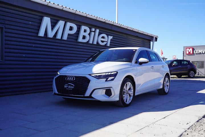 Hvid Audi A3 fra 2021 set udefra
