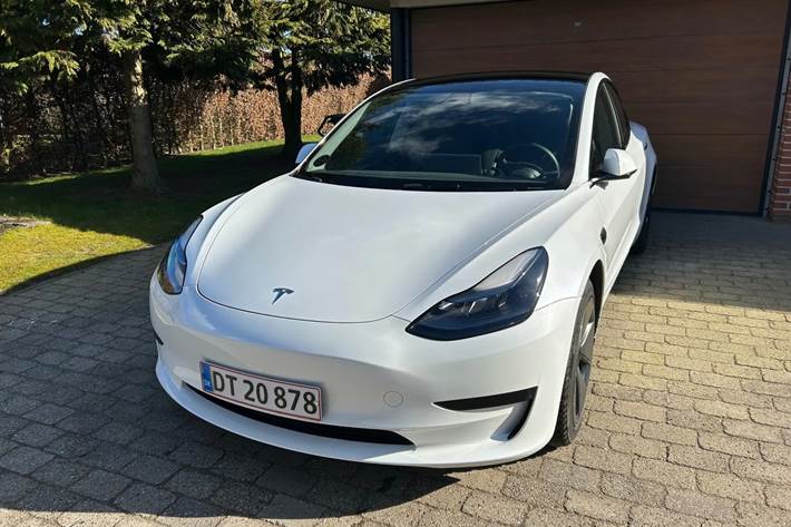 Hvid Tesla Model 3 fra 2022