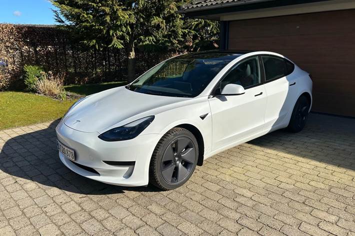 Hvid Tesla Model 3 fra 2022