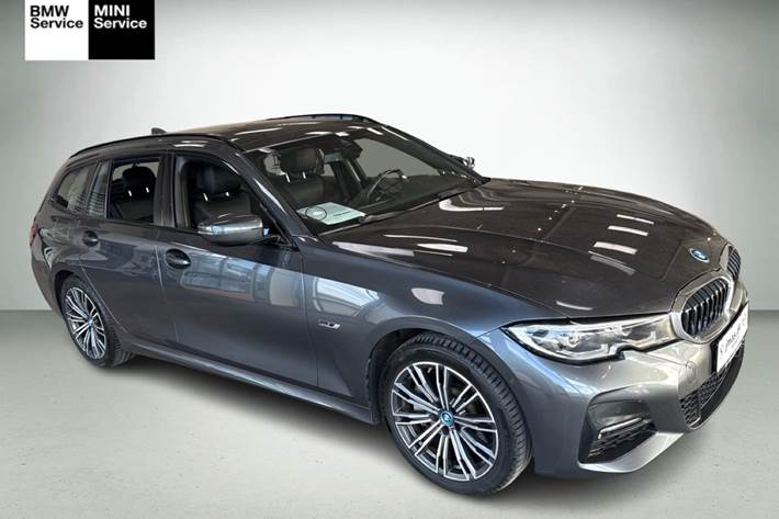Grå BMW 330e fra 2022