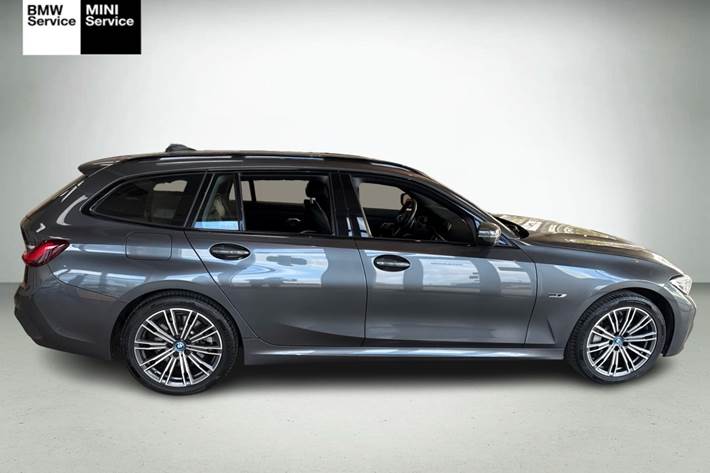 Grå BMW 330e fra 2022