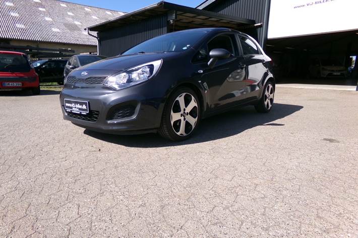 Grå Kia Rio fra 2014