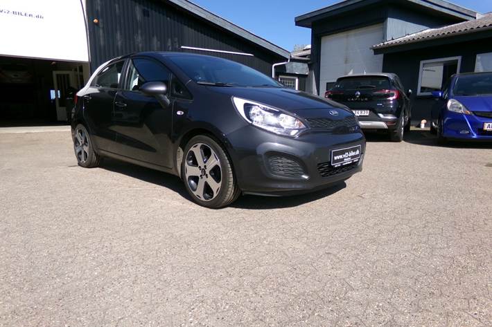 Grå Kia Rio fra 2014