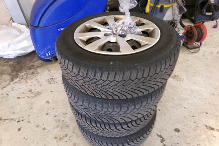 Grå Kia Rio fra 2014