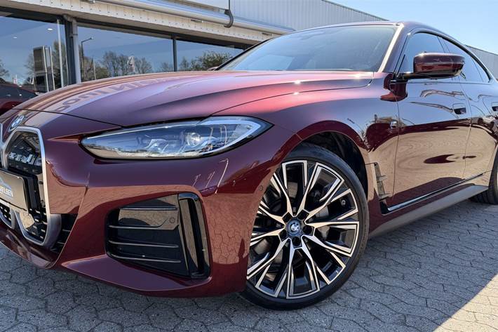 Rød BMW i4 fra 2024
