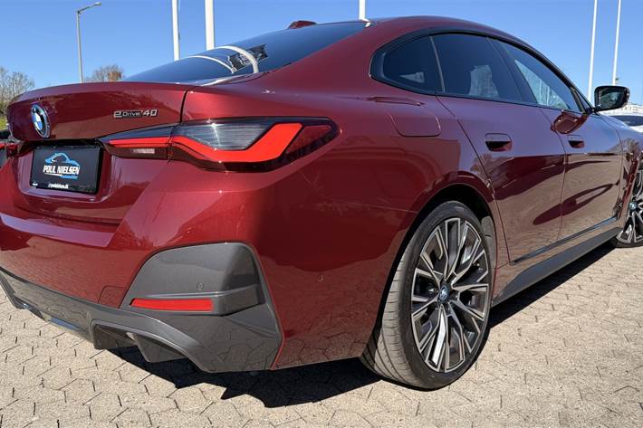 Rød BMW i4 fra 2024