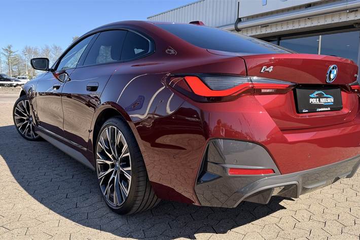 Rød BMW i4 fra 2024