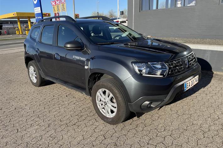 Sort Dacia Duster fra 2020 set udefra