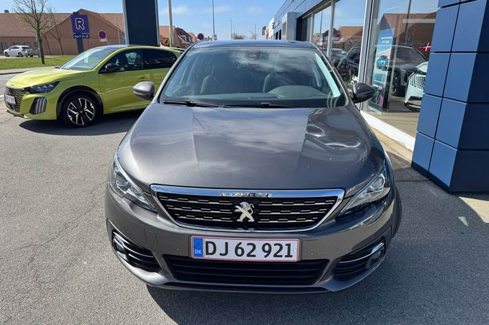 Grå Peugeot 308 fra 2018