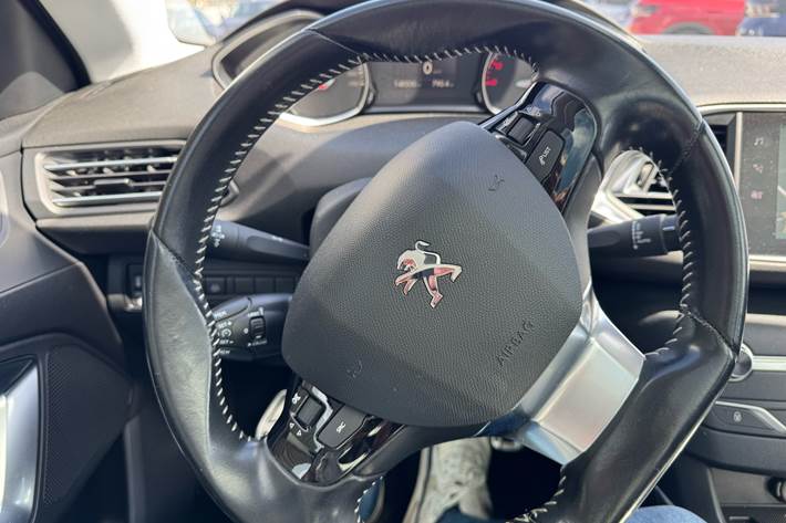 Grå Peugeot 308 fra 2018