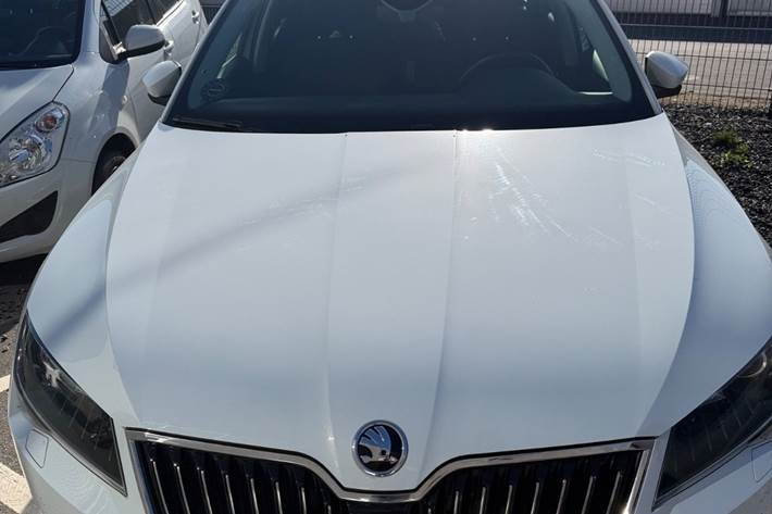 Hvid Skoda Superb fra 2018