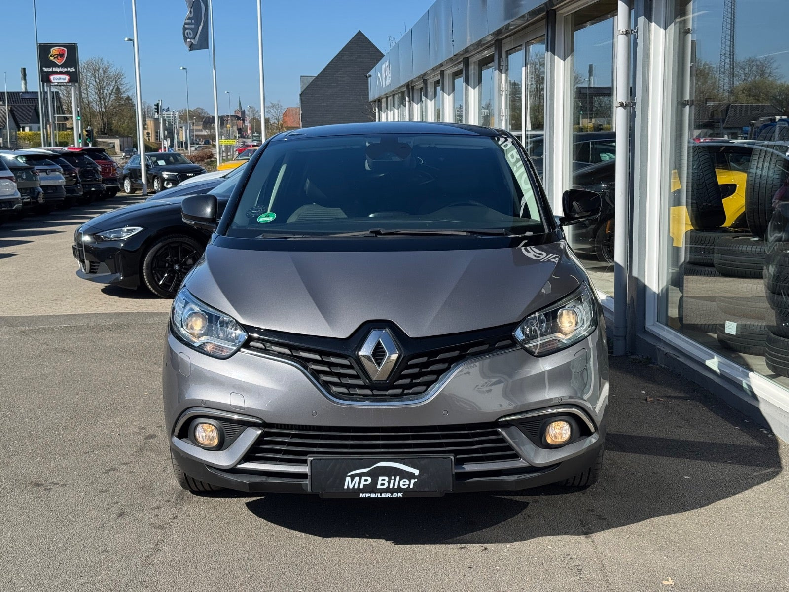 Grå Renault Grand Scenic IV fra 2018 set udefra