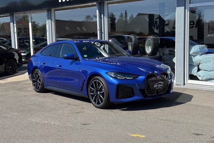 Blå BMW i4 fra 2024