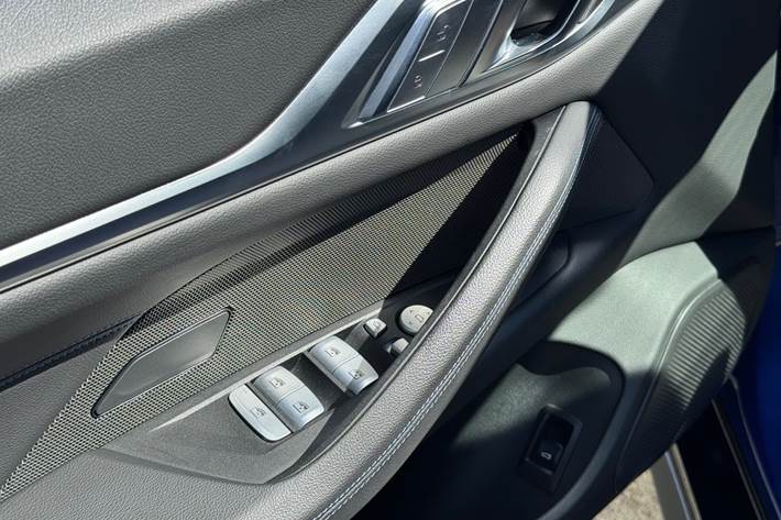 Blå BMW i4 fra 2024