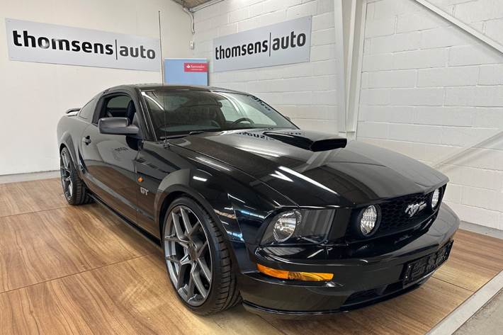 Sort Ford Mustang fra 2008