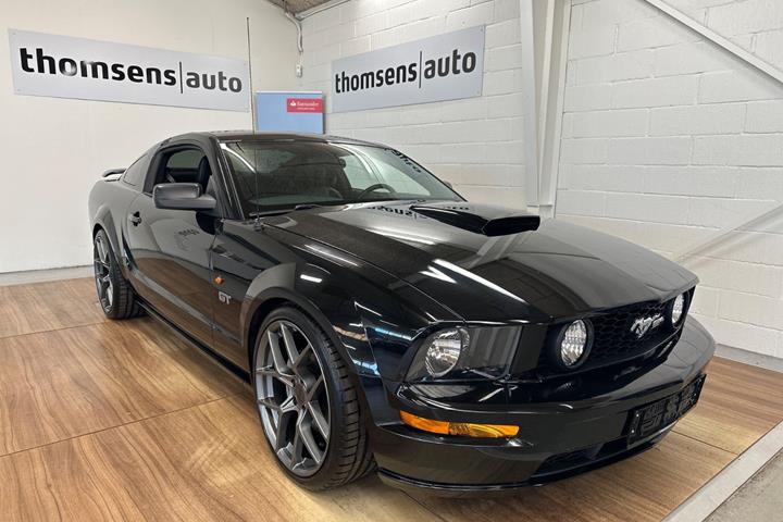 Sort Ford Mustang fra 2008 set udefra