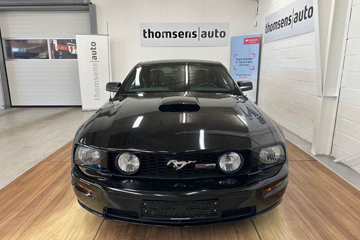 Sort Ford Mustang fra 2008