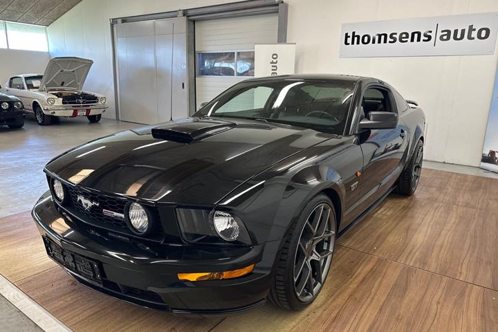 Sort Ford Mustang fra 2008