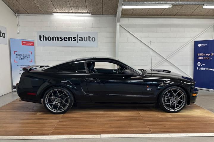 Sort Ford Mustang fra 2008