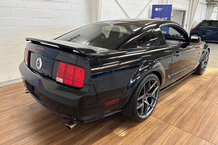 Sort Ford Mustang fra 2008
