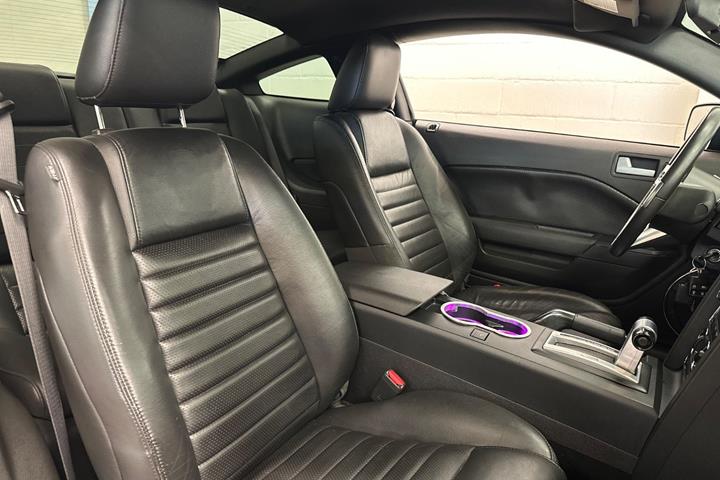 Sort Ford Mustang fra 2008