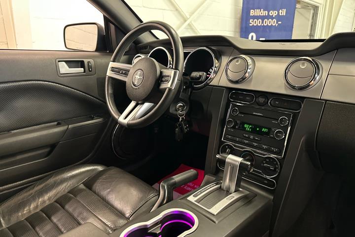 Sort Ford Mustang fra 2008