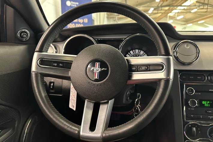 Sort Ford Mustang fra 2008