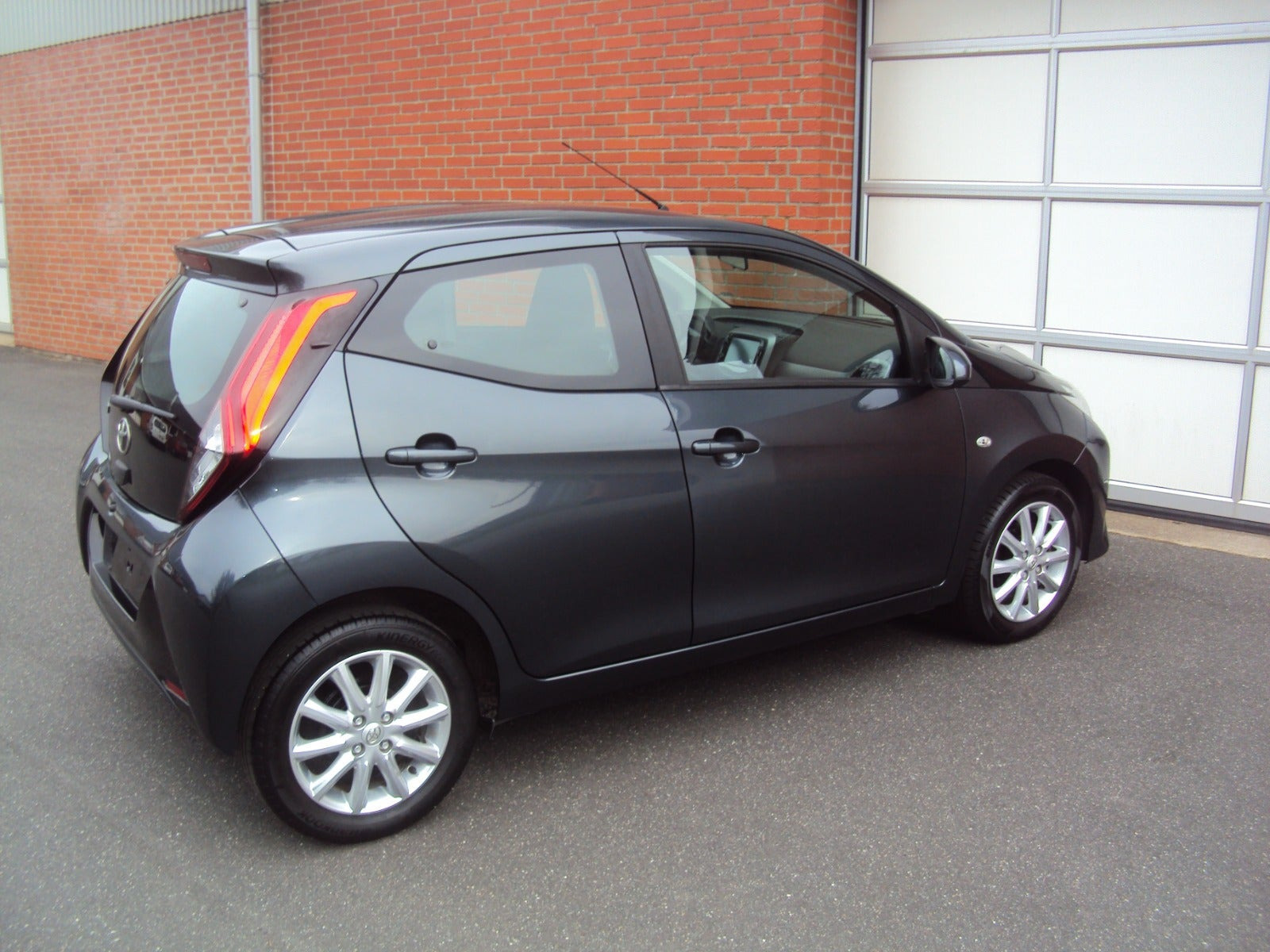 Grå Toyota Aygo fra 2019