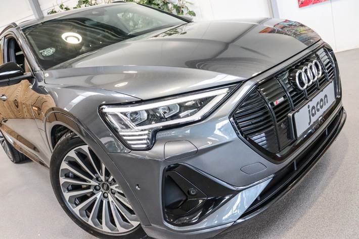 Grå Audi e-tron fra 2021