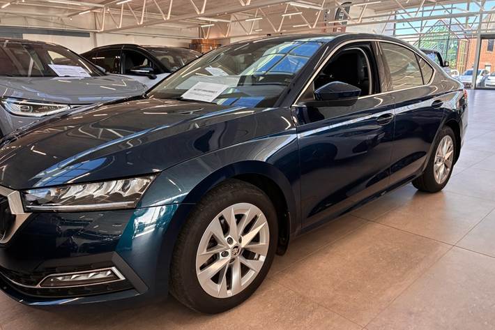 Blå Skoda Octavia fra 2024