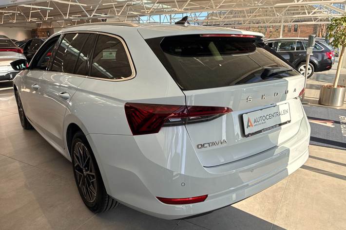 Hvid Skoda Octavia fra 2021