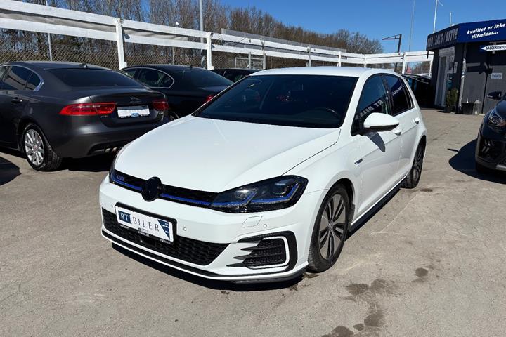 Hvid VW Golf VII fra 2018 set udefra