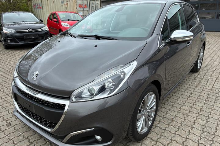 Grå Peugeot 208 fra 2018 set udefra