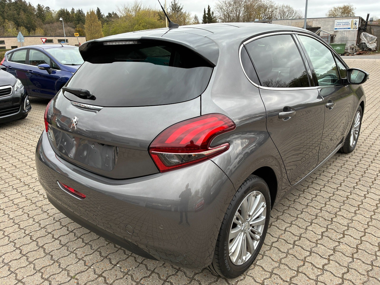 Grå Peugeot 208 fra 2018