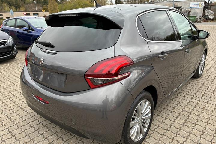 Grå Peugeot 208 fra 2018