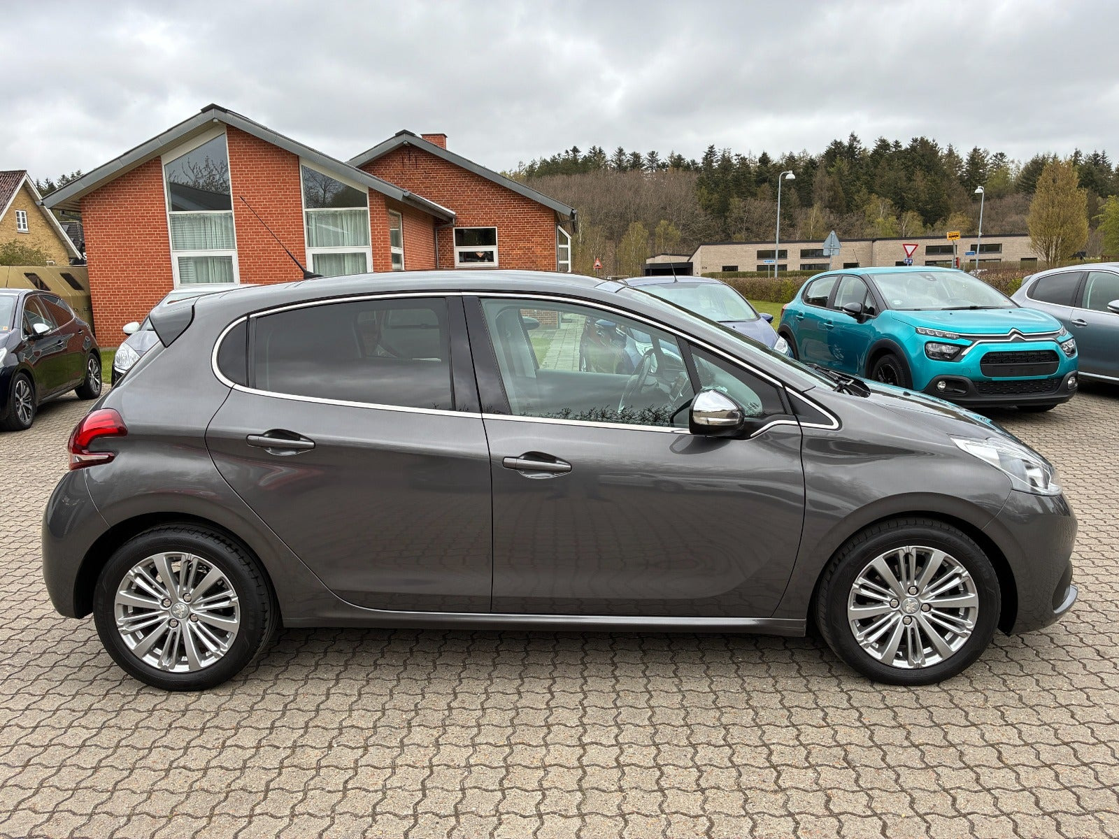 Grå Peugeot 208 fra 2018