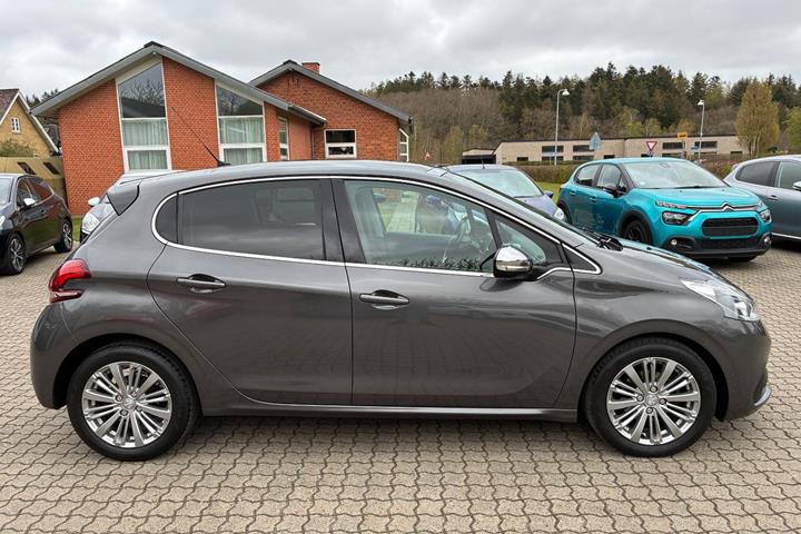 Grå Peugeot 208 fra 2018